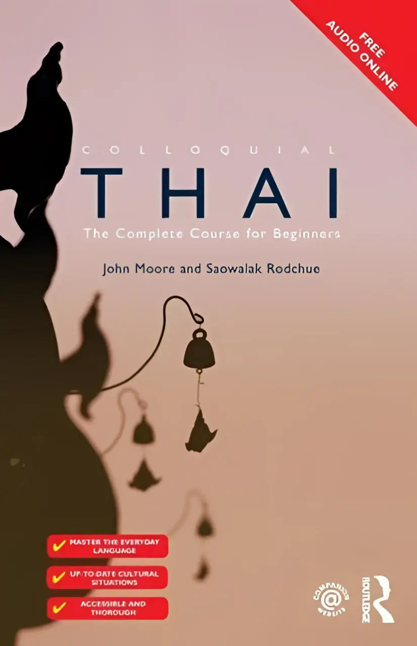 De cover van het boek colloquial thai van john moore en saowalak rodchue met silhouet en belletjes op perzik achtergrond
