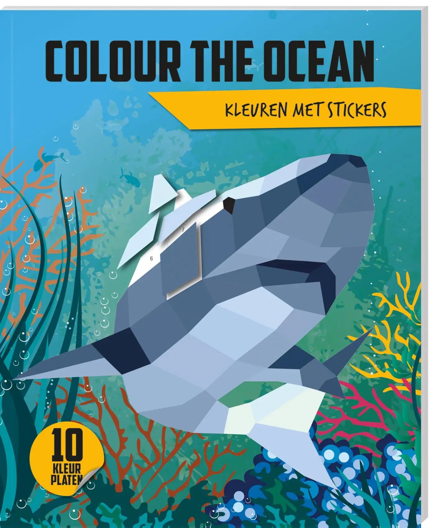 Een gestileerde geometrische haai in grijs en wit siert de cover van colour the ocean kleuren met stickers
