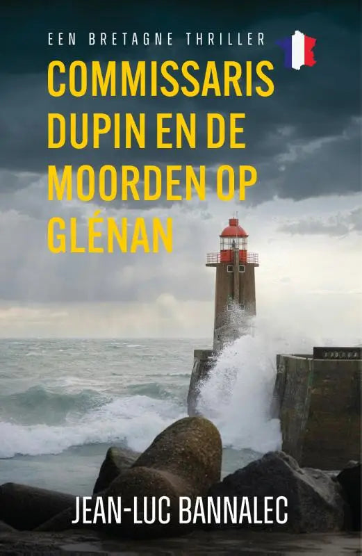 Boekcover commissaris dupin en de moorden op glénan met rode witte vuurtoren bij ruige kust en stormachtige lucht