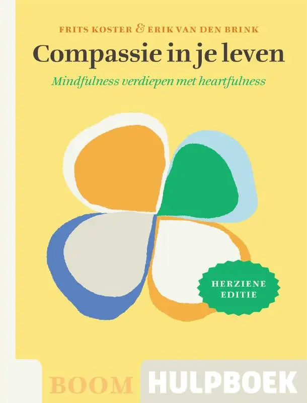 Gele boekomslag van compassie in je leven door frits koster en erik van den brink met een vierbladige bloem en mindfulness verdiepen
