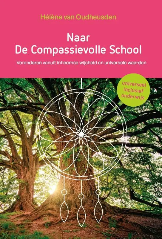 Witte dreamcatcher met fijne cirkelpatronen en druppelvormige bedels voor compassievolle school en inheemse wijsheid