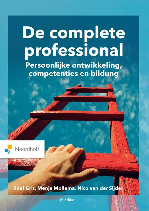 Rode houten ladder met verweerde textuur vastgehouden door een hand tegen blauwe lucht complete professional menja mollema roel grit