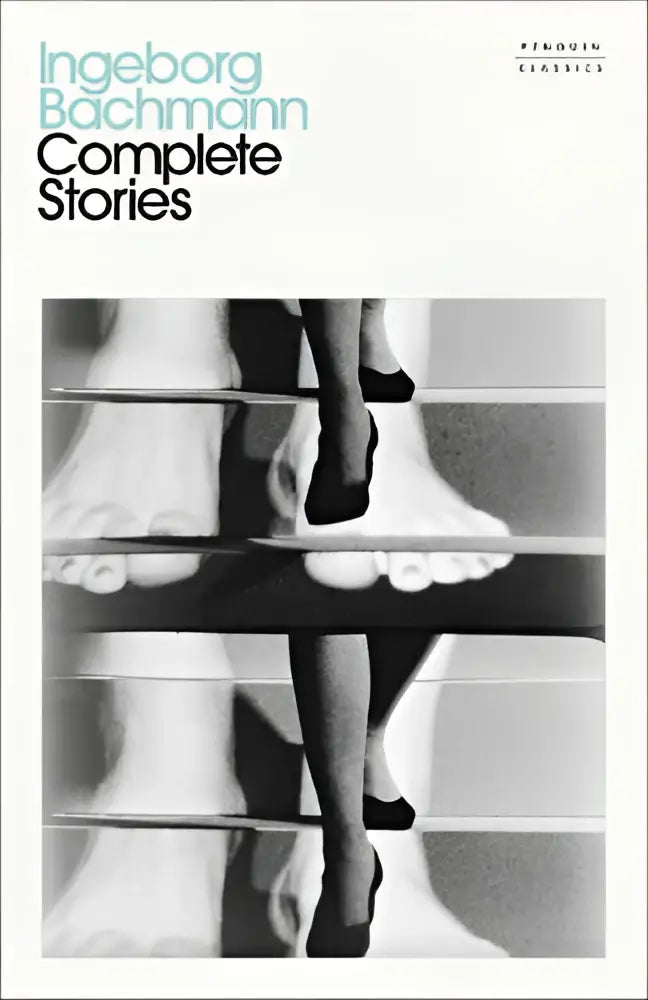 Glanzende zwarte hoge hakken met puntige neus op reflecterende traptreden voor complete stories van ingeborg bachmann penguin classics