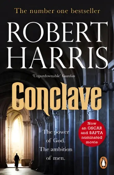 De cover van het boek Conclave door Robert Harris toont gouden letters op een donkere kathedraal achtergrond
