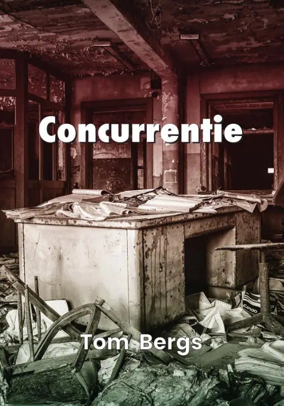 De cover van het boek concurrentie van tom bergs met een sepiafoto van een verlaten kamer en een kapotte bureau