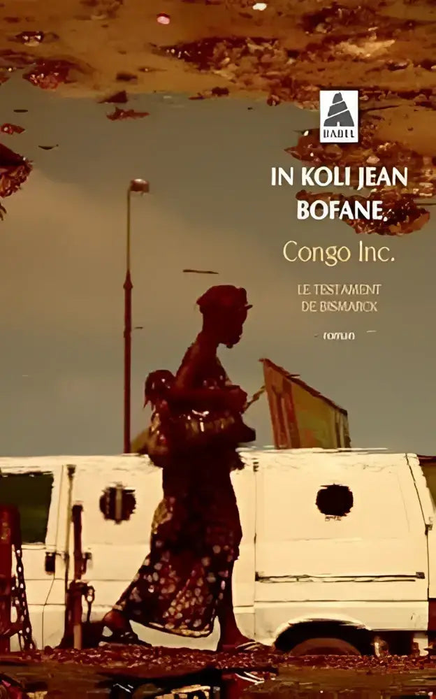 Vrouw in patroon jurk en hoed loopt langs witte bestelwagens onder oranje lucht congo inc jean bofane koloniale verleden