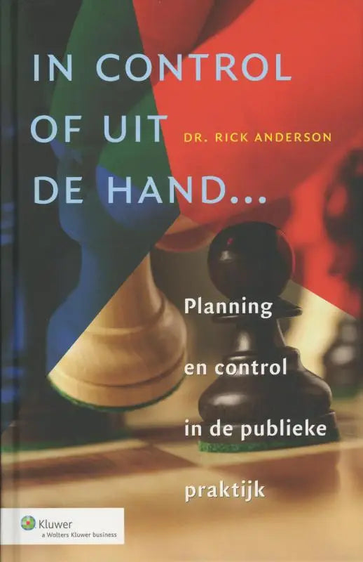 De boekcover van in control of uit de hand toont een zwart en licht houten schaakpion met een abstracte rode groene en blauwe achtergrond door rick anderson uitgegeven door koninklijke boom uitgevers boom uitgevers