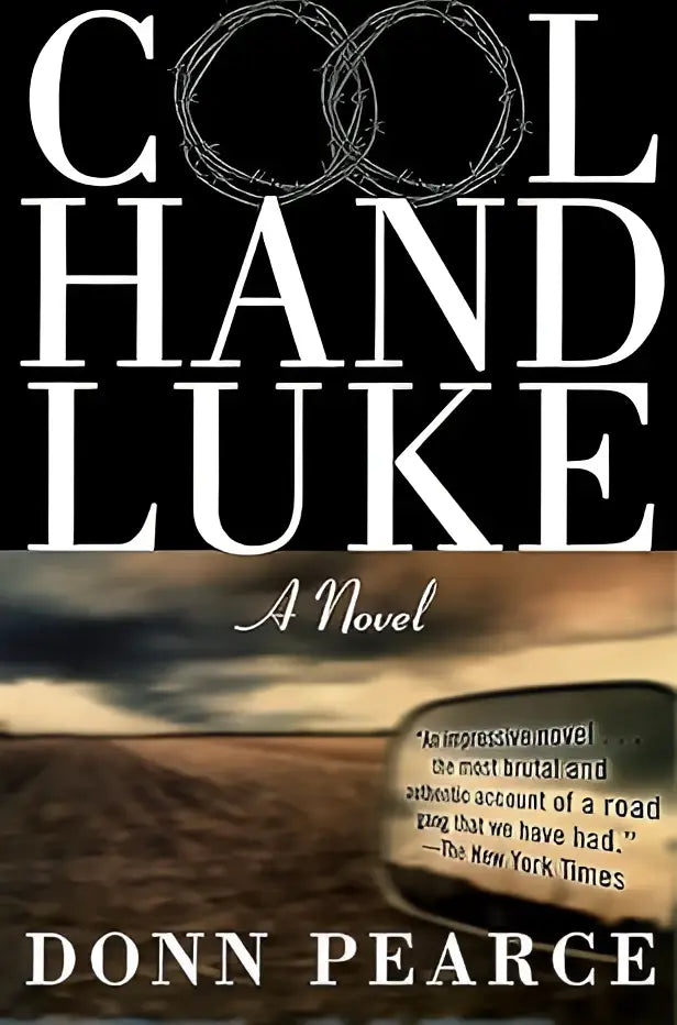 De boekcover van Cool hand luke door Donn Pearce toont witte letters tegen een donkere hemel met prikkeldraad