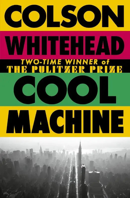 De boekcover van cool machine van colson whitehead toont gedurfde zwarte tekst op gele en magenta strepen boven een grijstinten stadsgezicht