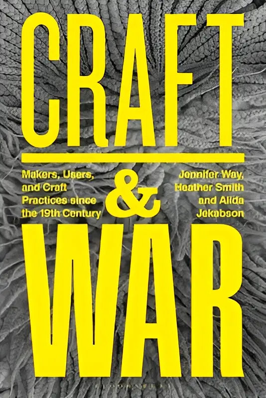 Gele vetgedrukte tekst craft and war op een grijze textuur voor craft practices sinds de 19e eeuw