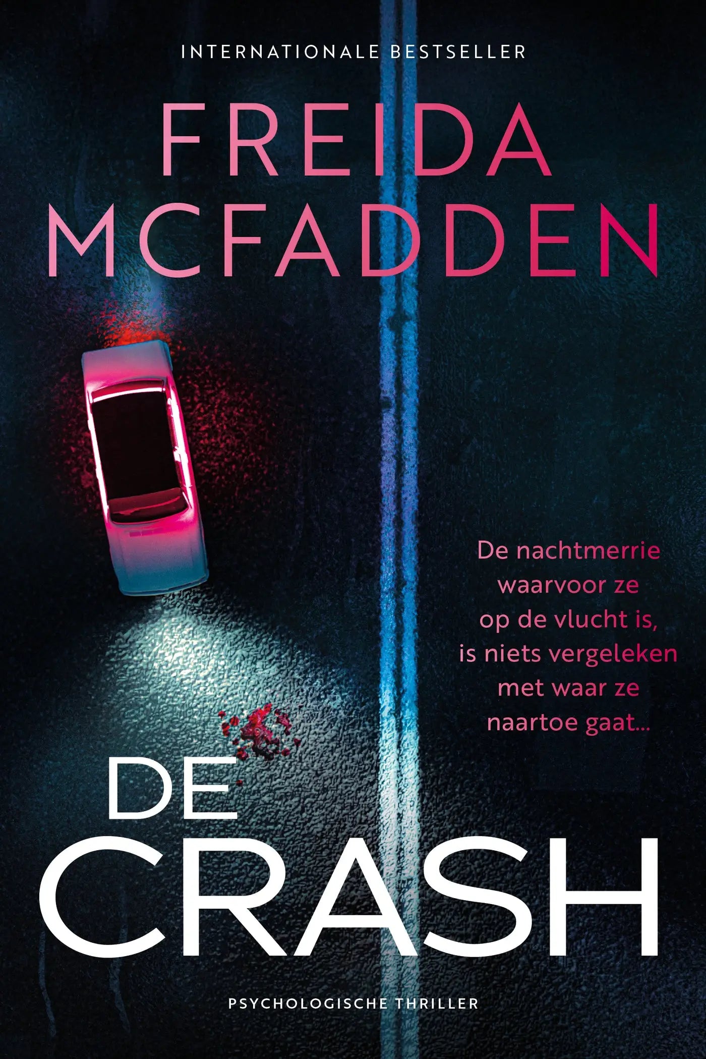 De cover van de beklemmende psychologische thriller de crash van freida mcfadden toont een roze-witte auto verlicht door roodblauwe lichten op een donkere weg