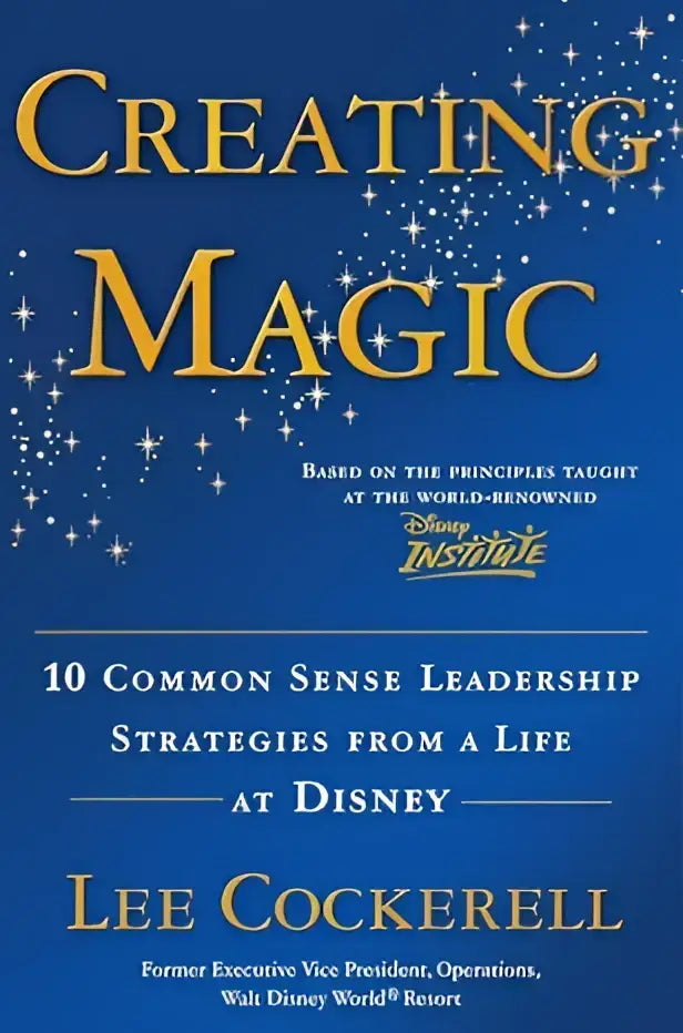 Blauw boek met gouden letters en sterrendecoratie getiteld creating magic van lee cockerell over leiderschapsstrategieën bij disney