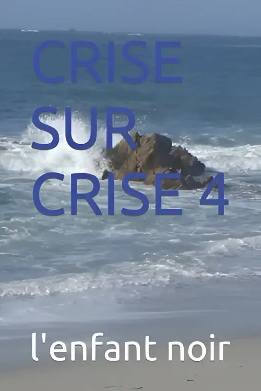 Blauwe tekst overlay op strandscène met golven en rotsen in het product crise sur crise 4