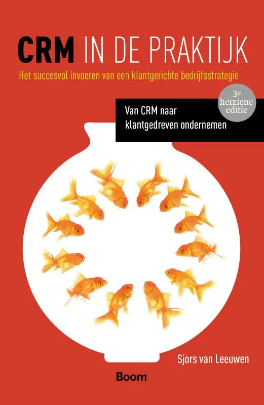 Rood omslag van het boek crm in de praktijk door sjors van leeuwen met een witte vissenkom en goudvissen over succesvol invoeren van klantgerichte bedrijfstrategie en klantgedreven ondernemen