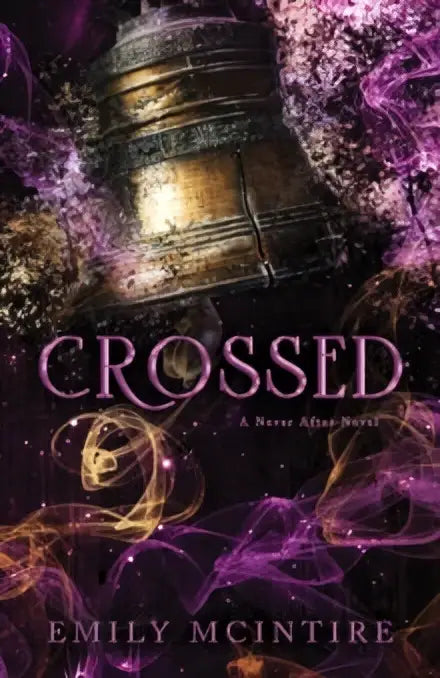 De boekcover crossed van emily mcintire toont een metalen, sierlijke bel met gouden en bronzen tinten in magische paarse en gouden energie, passend bij never after