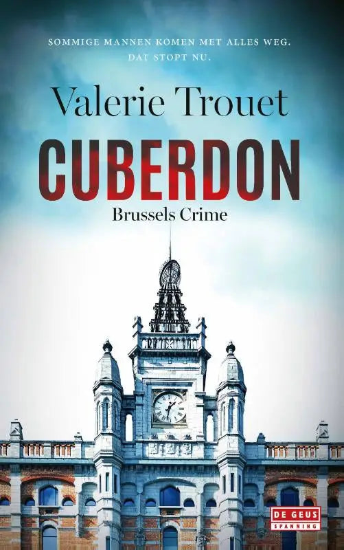 De boekcover van cuberdon door valerie trouet toont een imposante klokkentoren met steenarchitectuur onder een dramatische lucht, spannende boeken algemeen