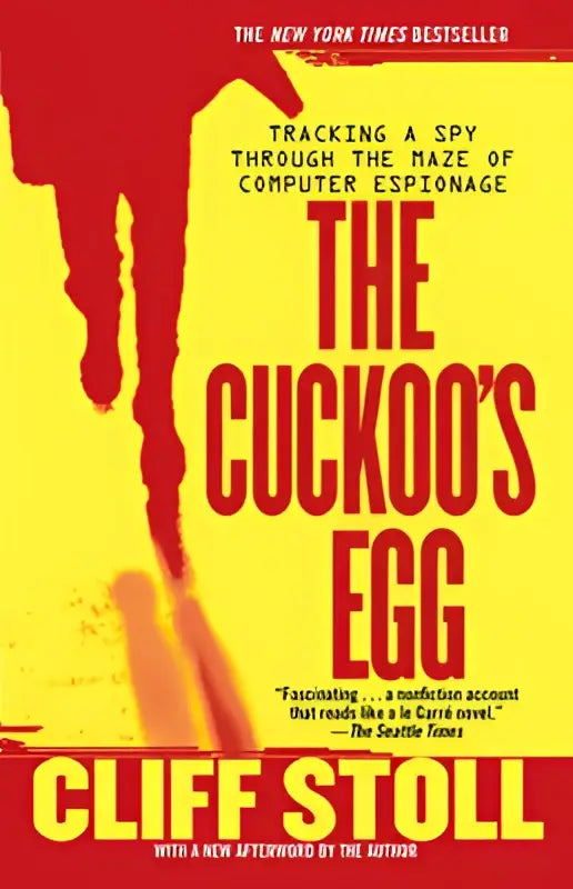 De cuckoos egg boekcover toont een zwarte handafdruk met rode en gele tekst over het tracking a spy door the maze