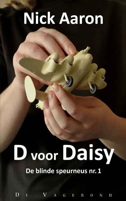 Een beige houten vliegtuigmodel met zwarte rubberen banden en gedetailleerde vleugels uit de blinde speurneus serie