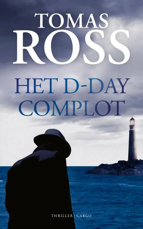 De boekcover van het d-day complot toont een donkere silhouet van een man bij een vuurtoren onder een bewolkte lucht