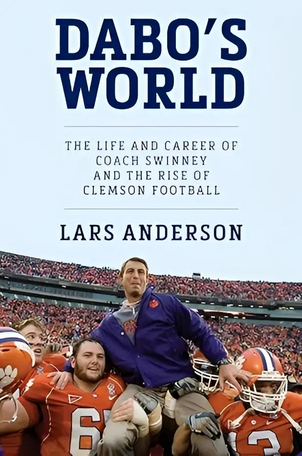 De boekomslag toont de titel dabo’s world in blauw met een ondertitel over coach swinney en clemson football