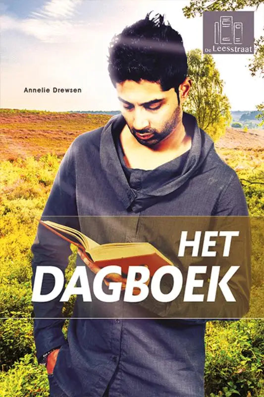 Het dagboek boekhoes toont een man in donkerblauw met een lichtbruine leren journal van annelie dresen