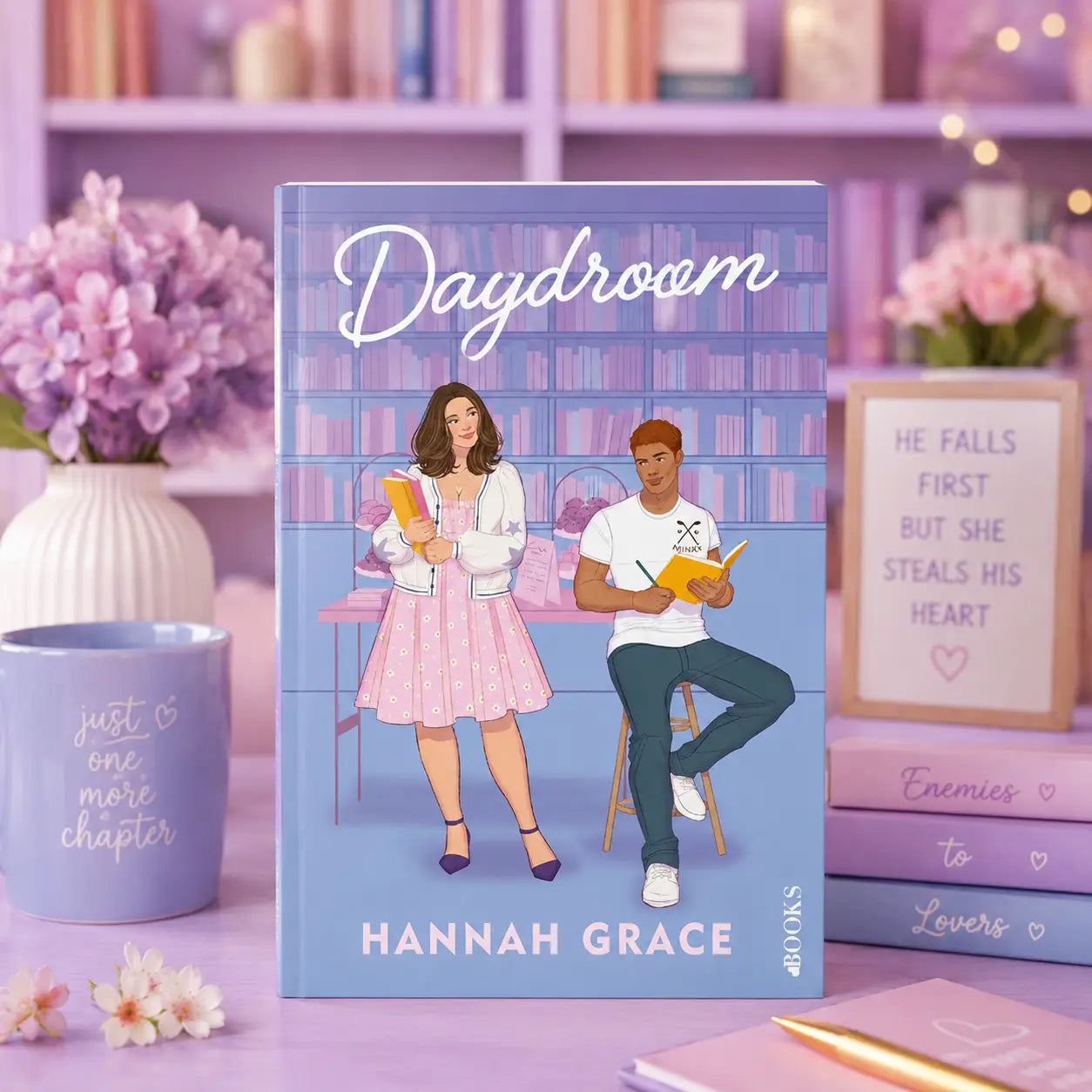 Een zachtblauwe hardcover dagdroom boek van hannah grace met illustratie van meisje en jongen uit de maple hills-serie