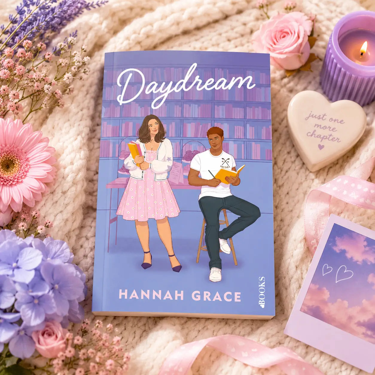 A zachte lavendelkleurige hardcover dagdroom door hannah grace met illustratie van jongen en meisje in bibliotheek uit maple hills-serie