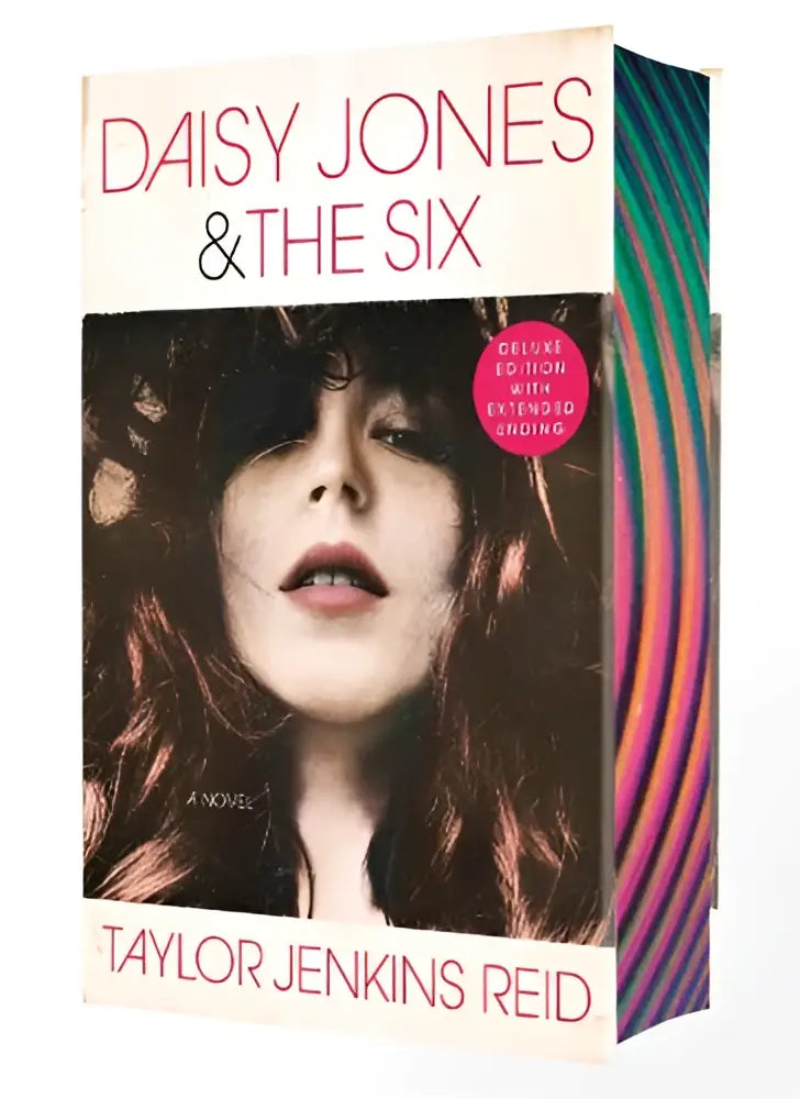 De deluxe special edition hardcover van daisy jones and the six met gespoten randen en een cover met regenboogstrepen