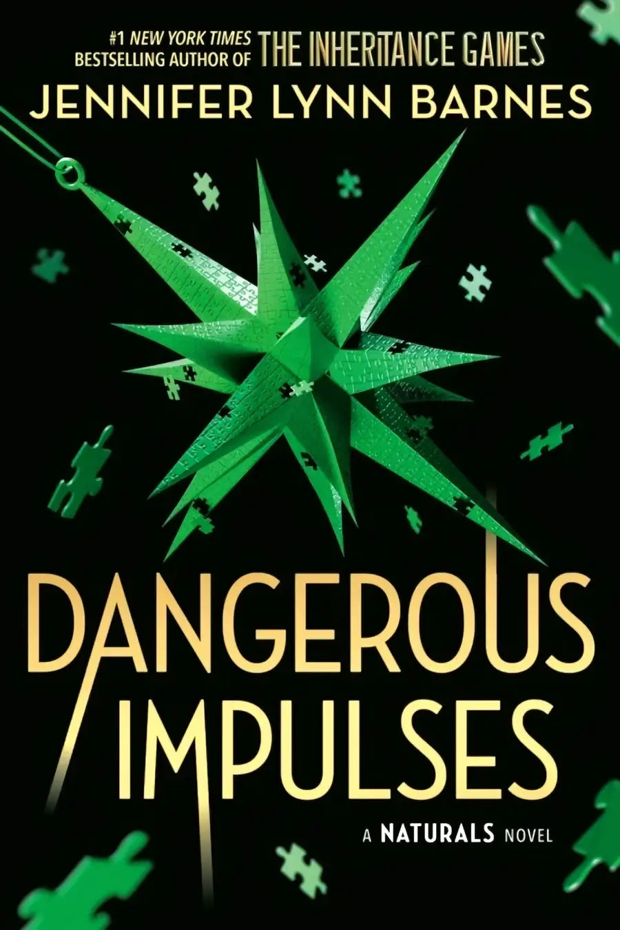Boekcover van dangerous impulses the naturals 5 door jennifer lynn barnes met groen stervormig puzzelstukontwerp