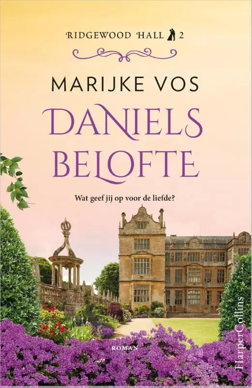 De roman Daniels belofte van Marijke Vos toont Ridgewood Hall met een stenen landhuis en paarse bloesems