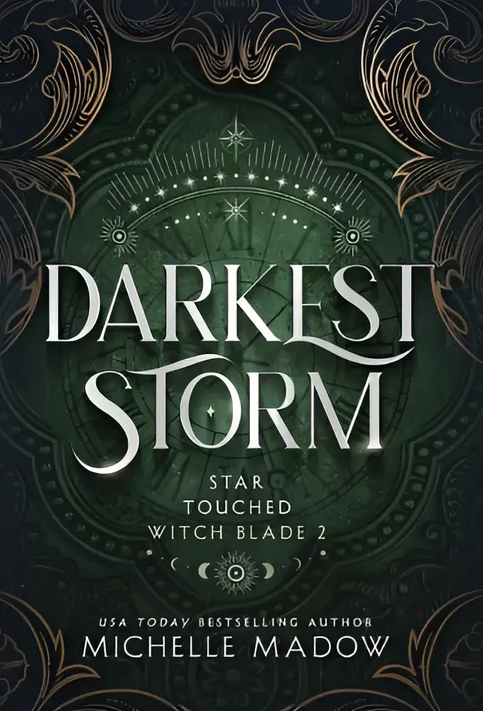 De boekomslag van darkest storm door michelle madow toont donker groene en gouden filigrain ontwerpen rondom de titel