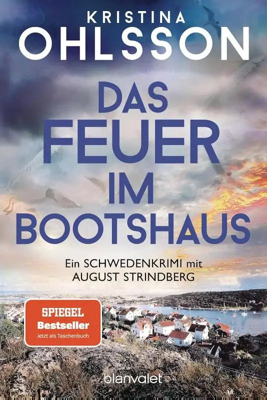 De boekcover van das feuer im bootshaus door kristina ohlsson toont een dramatische lucht en een kustdorp in ein schwedenkrimi met august strindberg