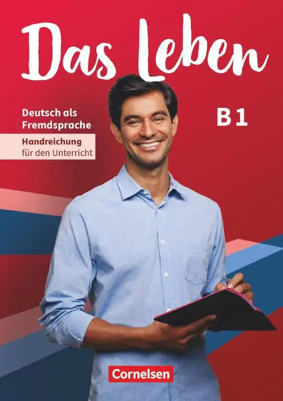 Een glimlachende man in een lichtblauw overhemd houdt een zwart notitieboek met roze randen vast voor das leben handreichung für