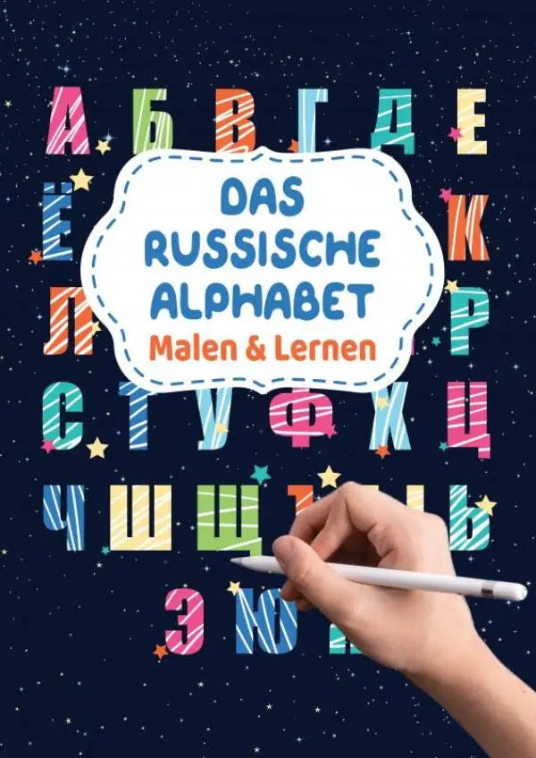 Een hand houdt een witte stylus vast boven het omslag van das russische alphabet met kleurrijke russische buchstaben zum schrijven en leren
