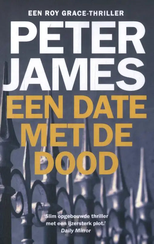 Donkergrijze boekomslag van een date met de dood door peter james met witte en gele tekst en zwart metalen hekwerk