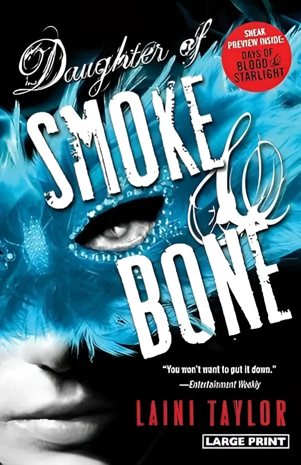 Blauwe gevederde masker met een zichtbaar oog gedragen door vrouw in Daughter of smoke & bone product