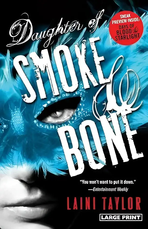Blauwe gevederde masker met een zichtbaar oog gedragen door vrouw in Daughter of smoke & bone product