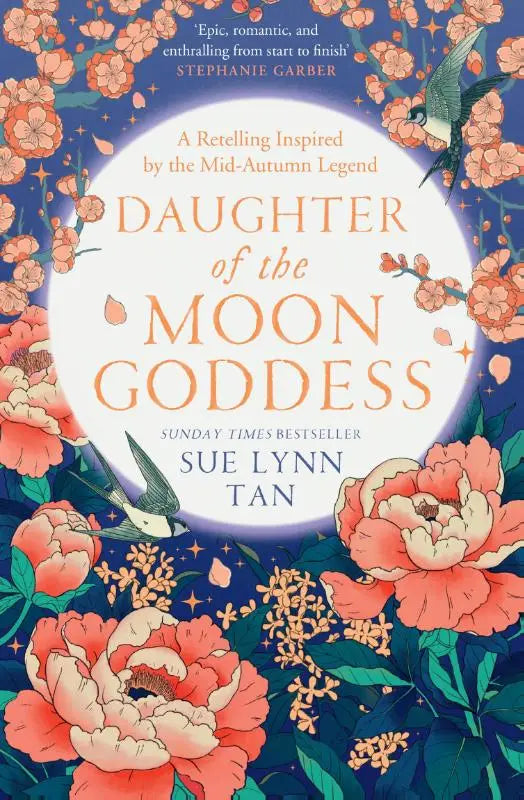 De boekomslag van Daughter of the Moon Goddess door sue lynn tan toont koraalroze pioenen en groene zwaluwen op een diepe blauwe achtergrond binnen een wit ornament
