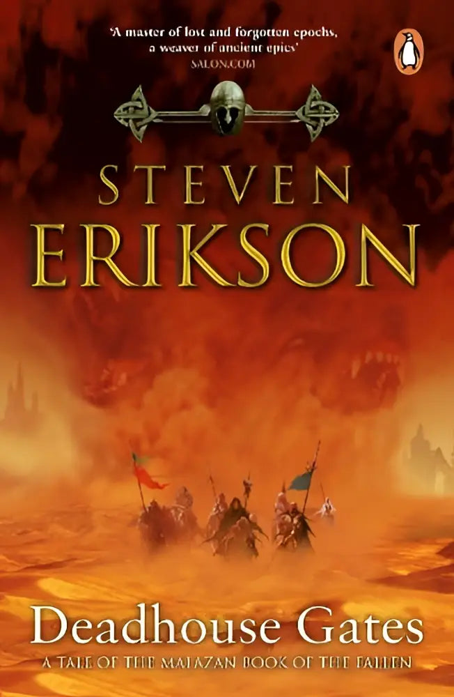 Deadhouse gates boekcover van steven erikson toont vurige oranje en rode landschap met paardenrijders en een zilveren helm emblem