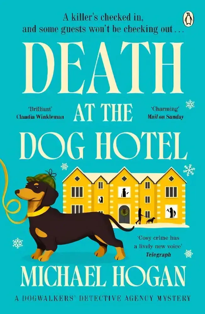 De boekomslag van death at the dog hotel toont een zwarte en tan teckel met groene hoed voor gele gebouwen en sneeuwvlokken