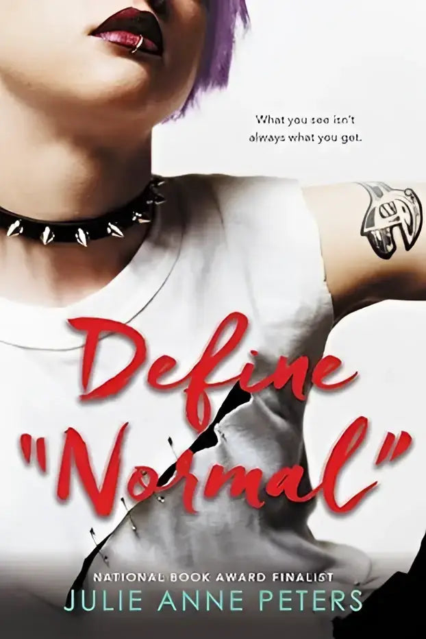 Boekomslag define normal met rode titel en persoon met paars haar, witte t-shirt en zwarte spiked choker