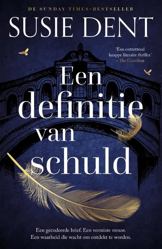 Donkerblauwe boekomslag van een definitie van schuld door susie dent met gouden veren en gestileerde gebouwillustratie
