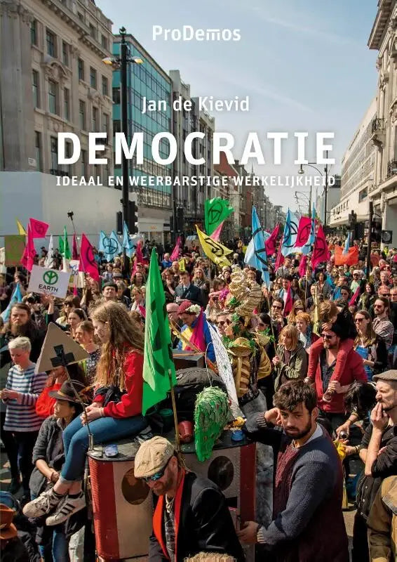 De cover van het boek Democratie ideaal en weerbarstige werkelijkheid door Jan de Kievid, uitgegeven door ProDemos