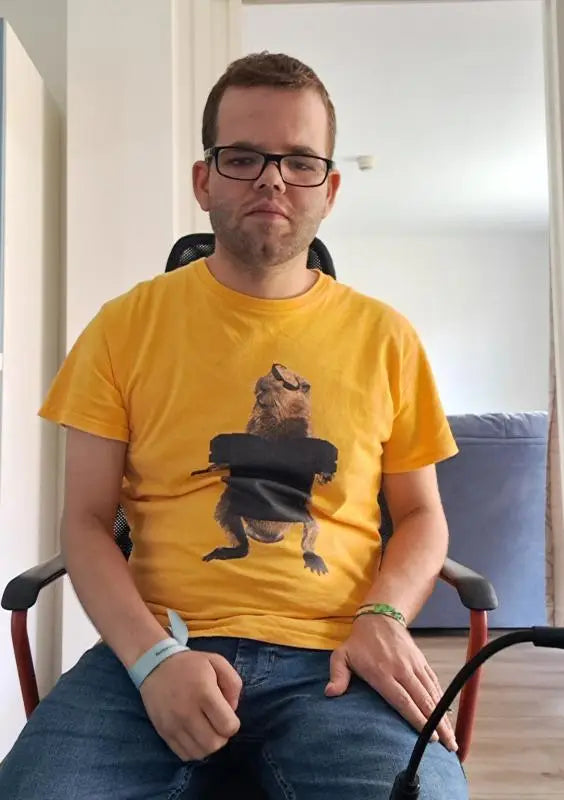 Gele t-shirt met zwarte illustratie van een grondmarmot in pak bundel denk als ricardo
