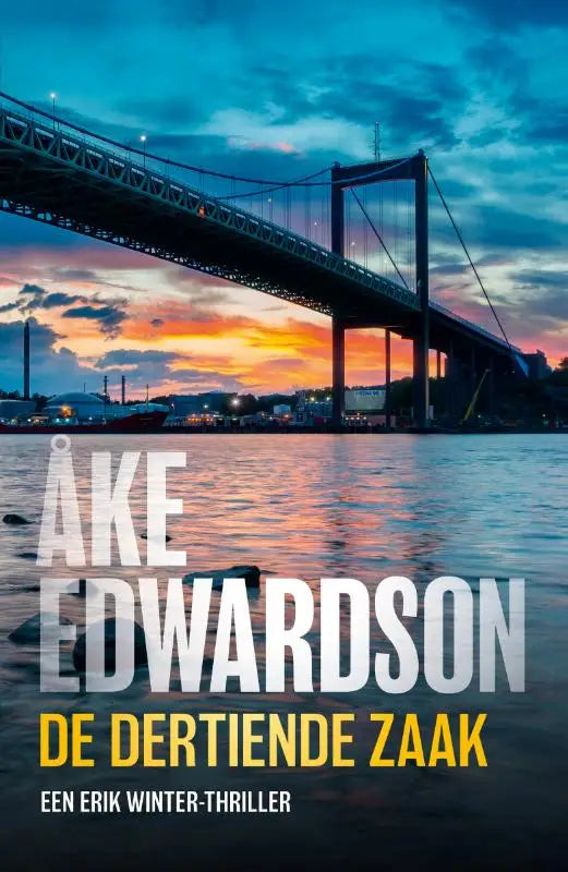Het boek dertiende zaak toont een dramatische zonsondergang boven een hangbrug met witte en gele typografie