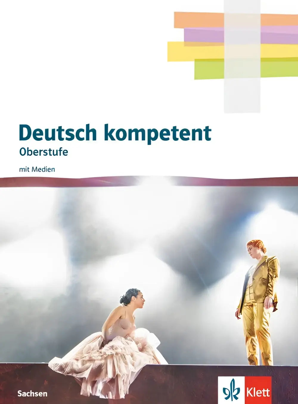 Deutsch kompetent schulbuch mit medien zeigt vrouw in beige jurk en man in gouden kostuum op dramatisch podiumachtergrond
