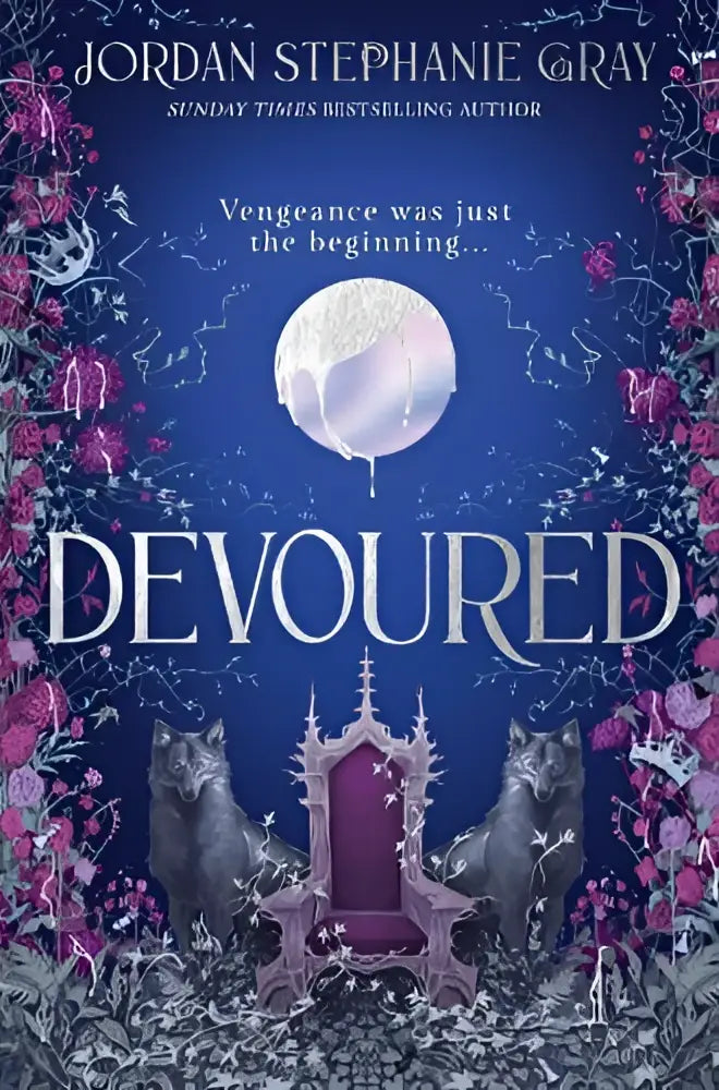 De boekcover van devoured toont een donkerpaarse gothische troon met gedetailleerde patronen en een bordeauxrode kussen