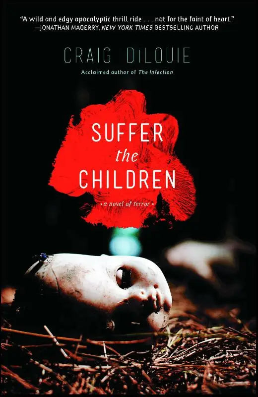 Een gebarsten wit porseleinen poppenhoofd met donkere ogen en open mond op droog gras in suffer the children