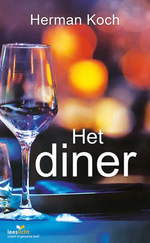 Een helder wijnglas gevuld met rode wijn met een slanke steel en elegante rondingen voor het diner
