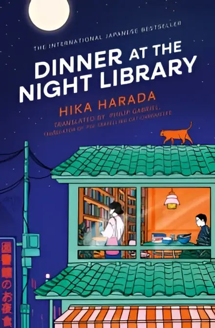 De boekcover van dinner at the night library door hika harada toont een warme groene nachtelijke bibliotheek onder volle maan